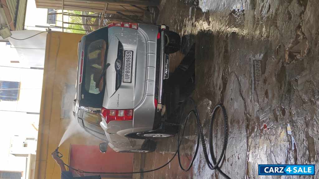 Silver Mahindra XUV 500 W6 Silver Mahindra XUV 500 W6