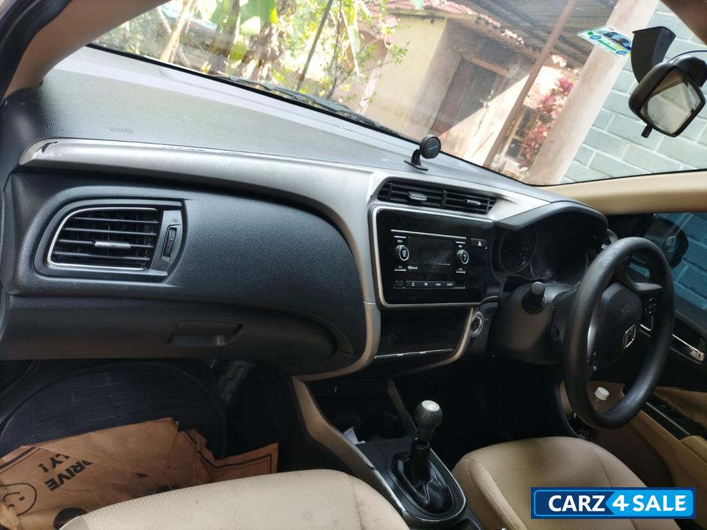 White Honda City I V Tec White Honda City I V Tec