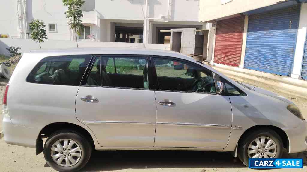 Grey Toyota Innova 2011