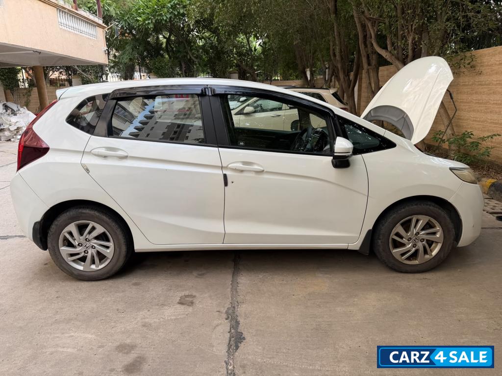 White Honda Jazz V White Honda Jazz V