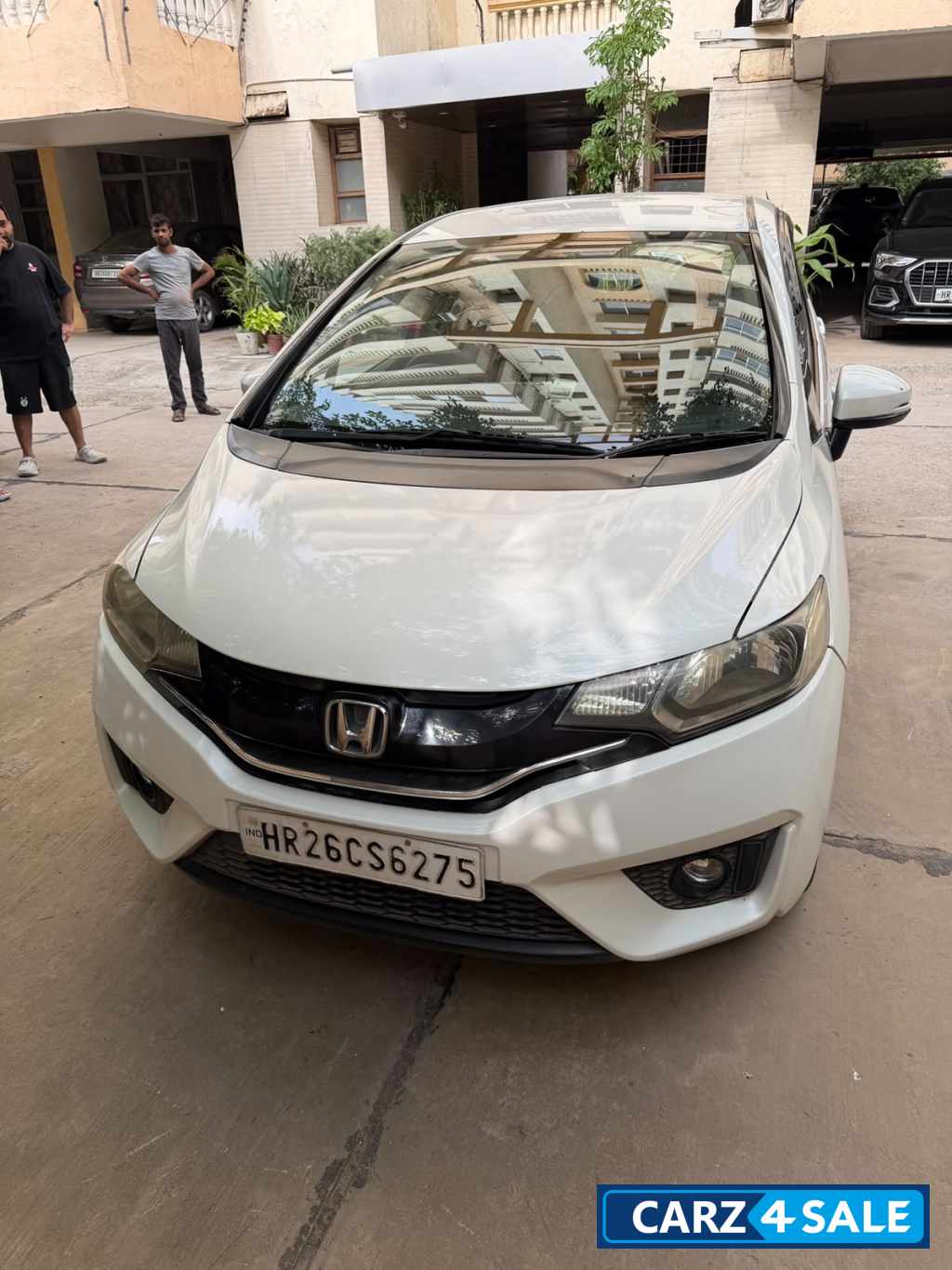 White Honda Jazz V White Honda Jazz V