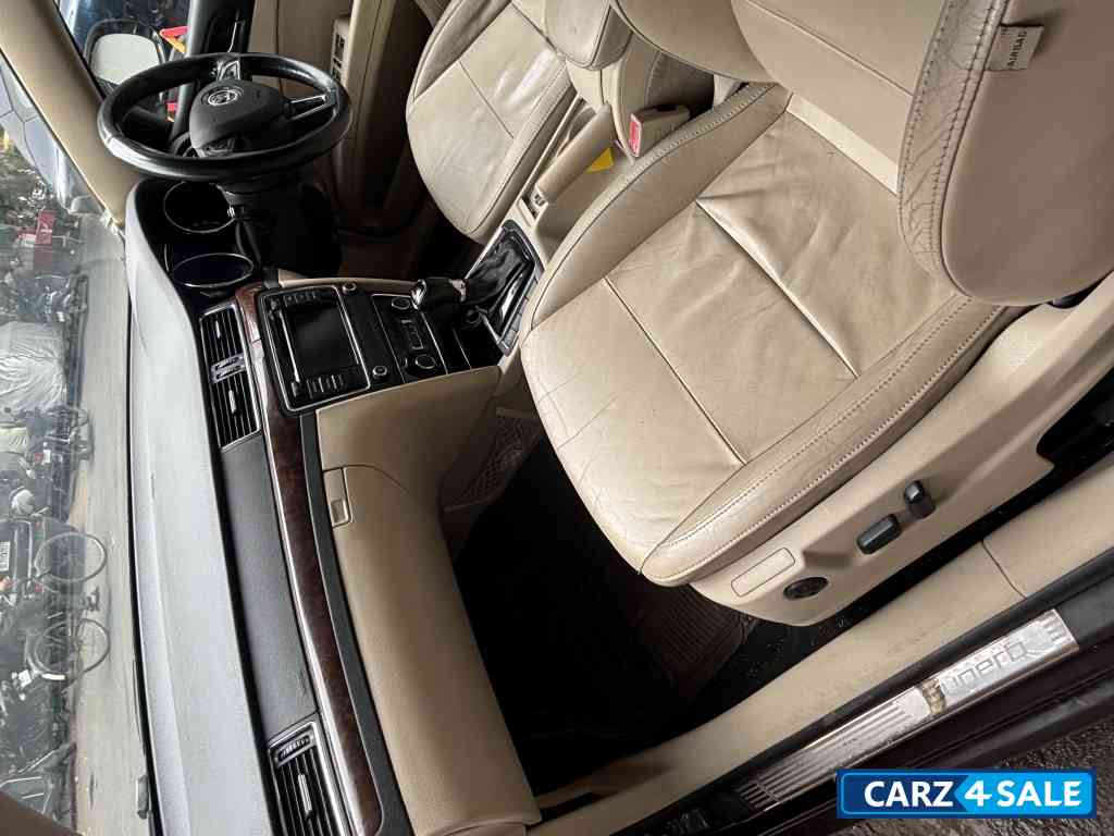 Metallic Brown Skoda Superb Elegance 1.8 TSI Metallic Brown Skoda Superb Elegance 1.8 TSI