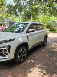 Candy White MG Hector Plus 1.5 CVT SHARP