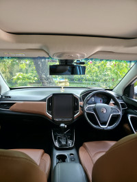 Candy White MG Hector Plus 1.5 CVT SHARP