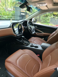 Candy White MG Hector Plus 1.5 CVT SHARP