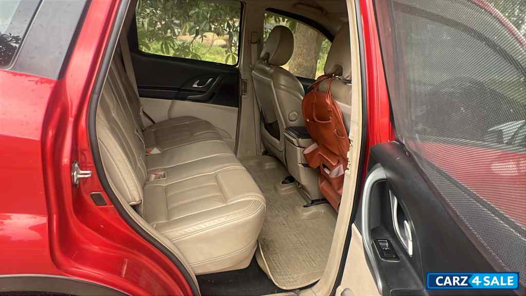 Mahindra XUV 500 W8 AT Mahindra XUV 500 W8 AT