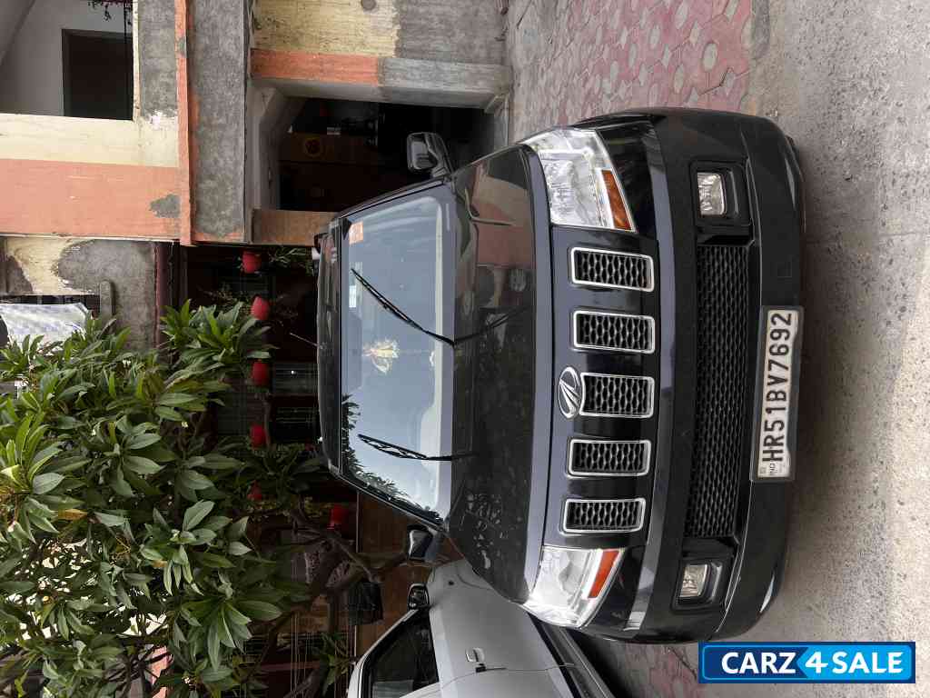 Mahindra TUV300 T6 Plus