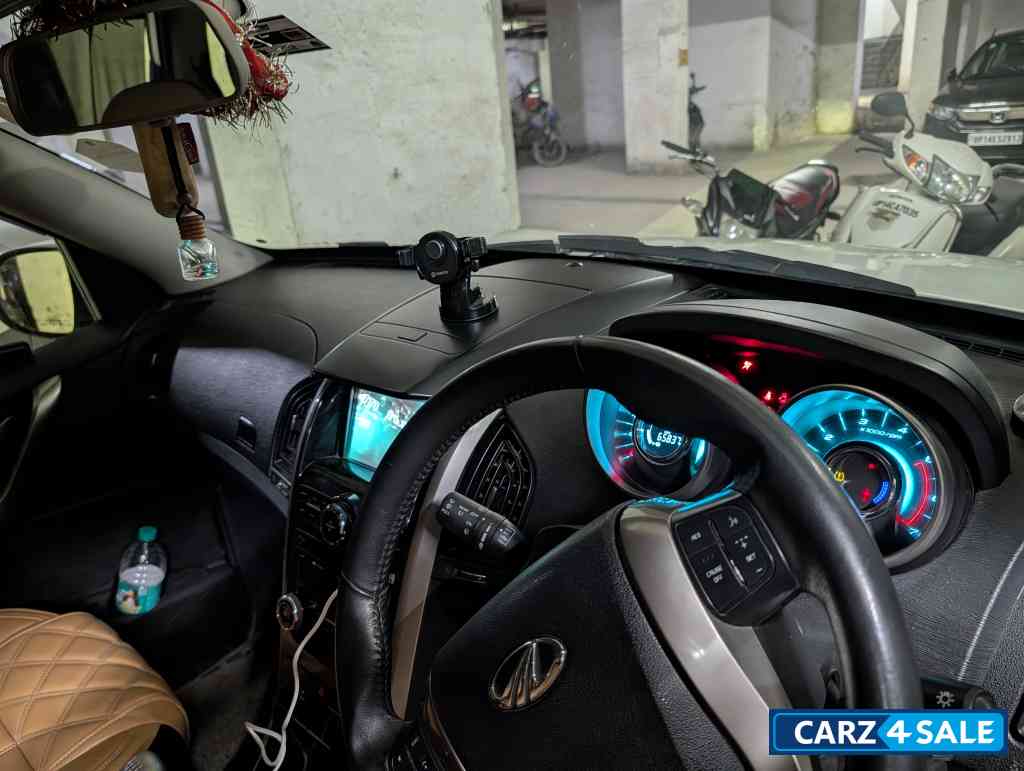 Mahindra XUV 500 W9