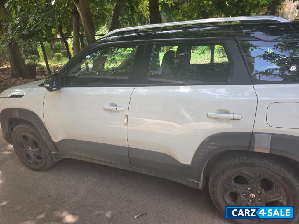 White Maruti Suzuki Brezza ZXI MT