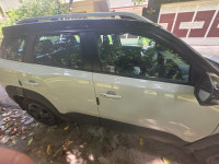 White Maruti Suzuki Brezza ZXI MT