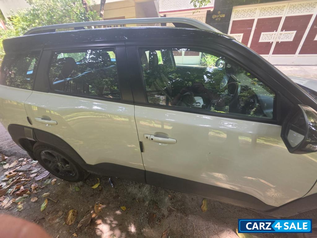 White Maruti Suzuki Brezza ZXI MT