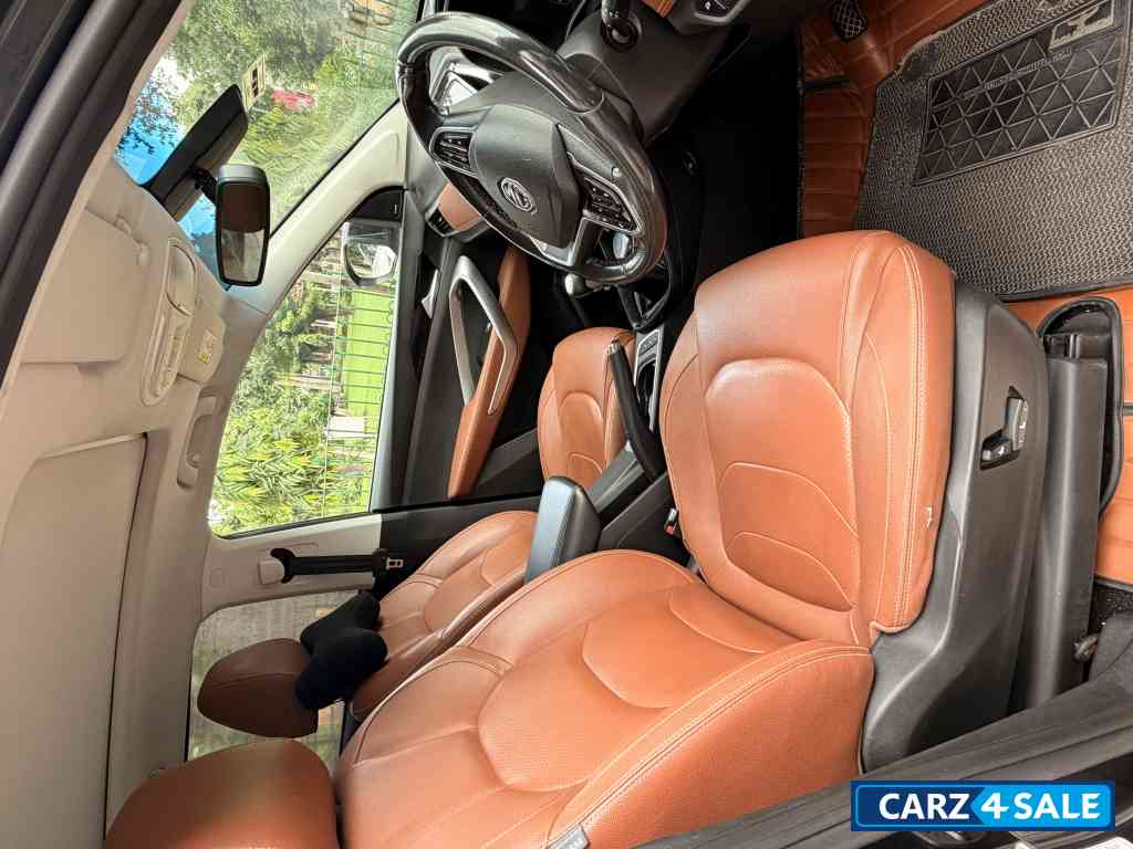 Black MG Hector Plus Smart 2.0Diesel Turbo Black MG Hector Plus Smart 2.0Diesel Turbo