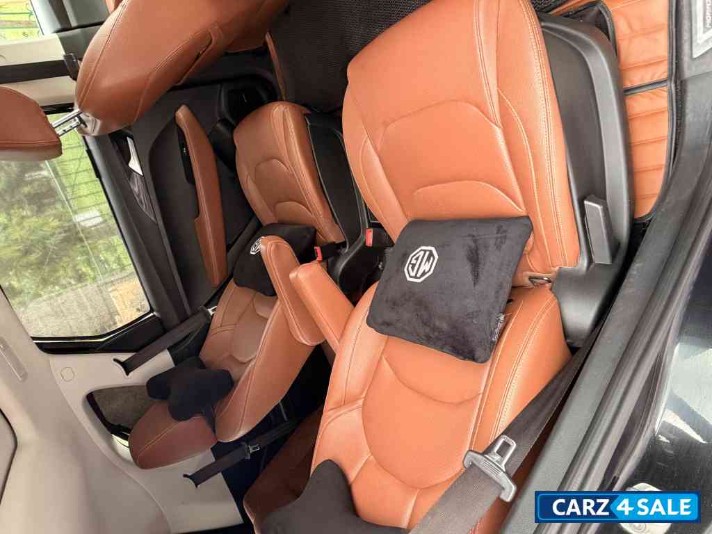 Black MG Hector Plus Smart 2.0Diesel Turbo Black MG Hector Plus Smart 2.0Diesel Turbo