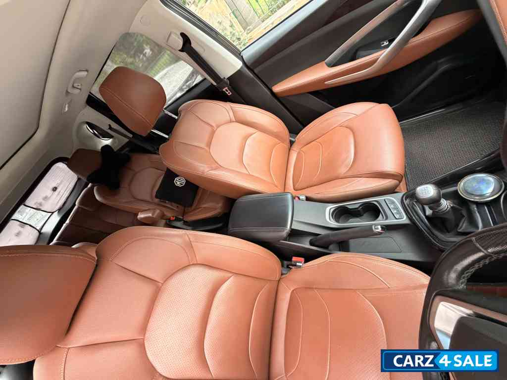 Black MG Hector Plus Smart 2.0Diesel Turbo Black MG Hector Plus Smart 2.0Diesel Turbo