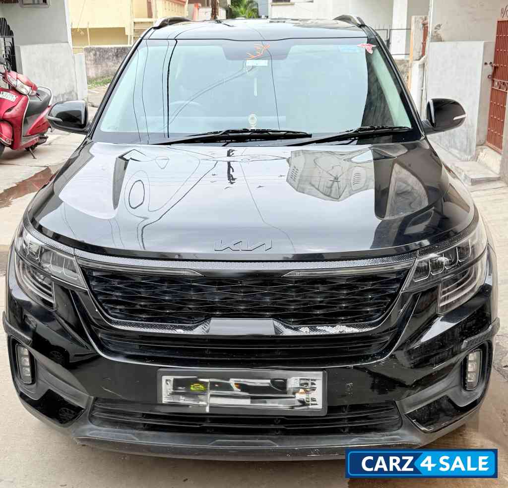 Black Kia Seltos HTX+