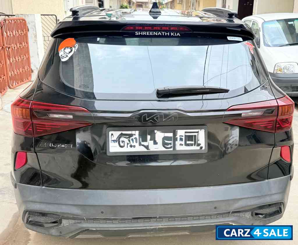 Black Kia Seltos HTX+