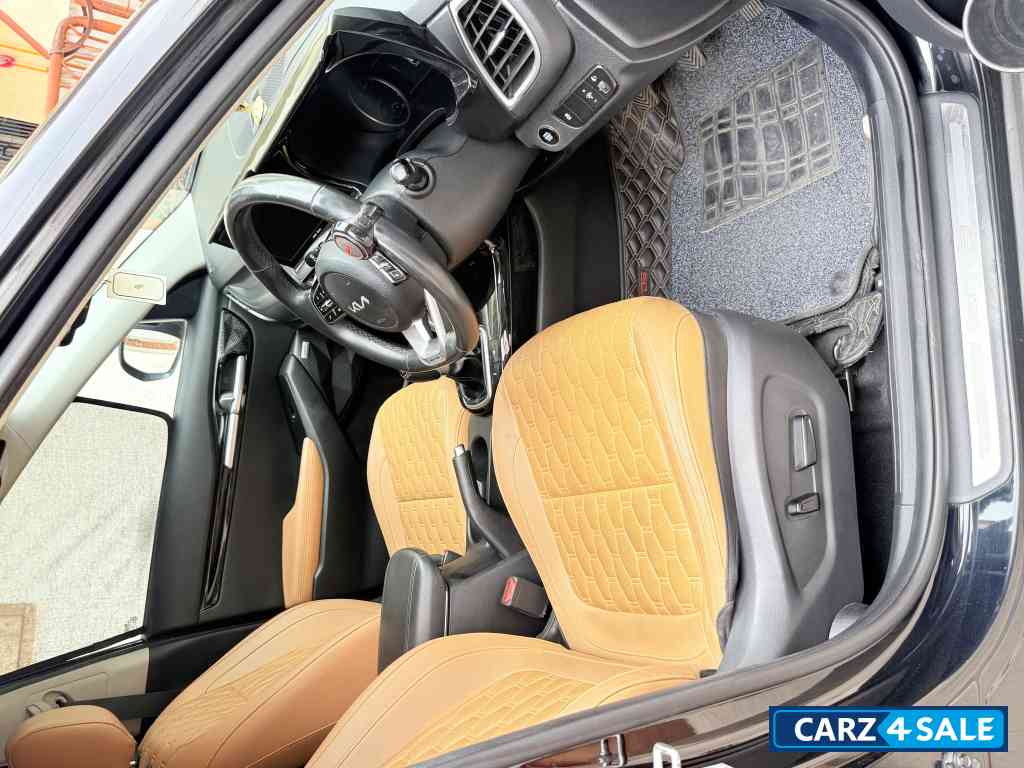 Black Kia Seltos HTX+