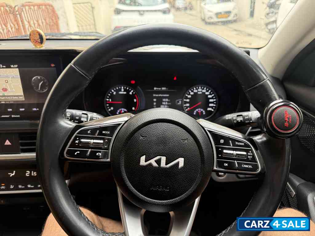 Black Kia Seltos HTX+