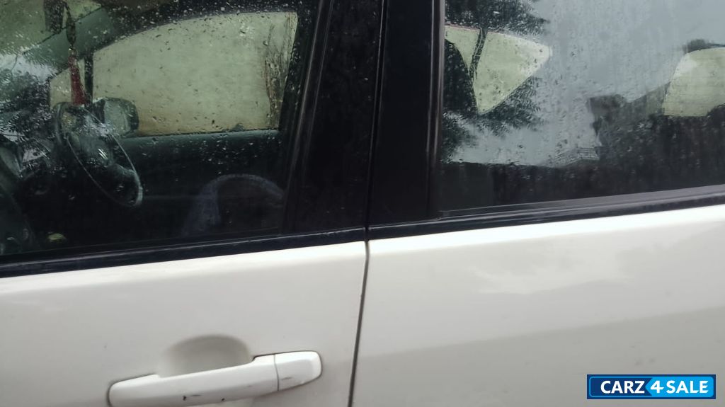 White Maruti Suzuki Ritz ZXi Abs White Maruti Suzuki Ritz ZXi Abs