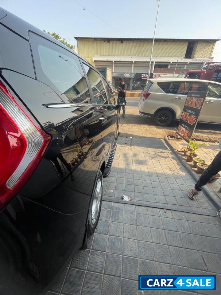 Mahindra Marazzo M6