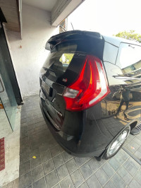Mahindra Marazzo M6