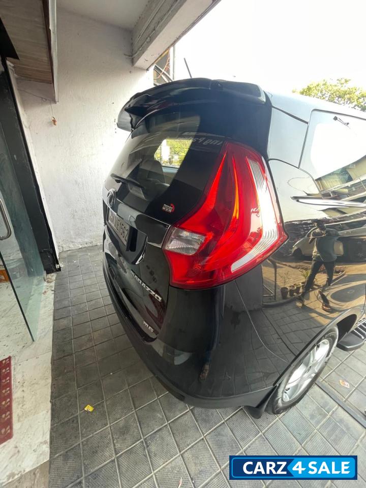 Mahindra Marazzo M6
