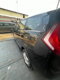 Mahindra Marazzo M6
