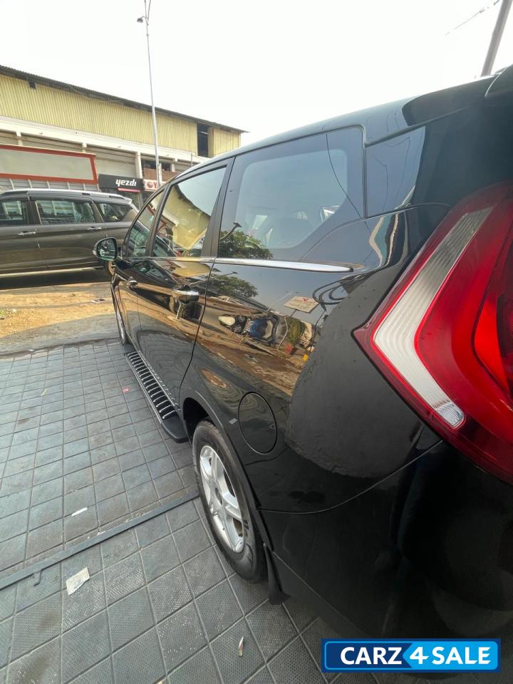 Mahindra Marazzo M6