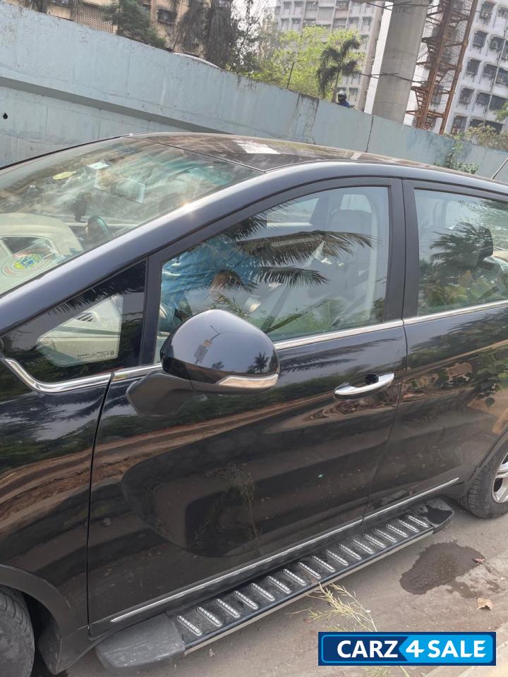 Mahindra Marazzo M6