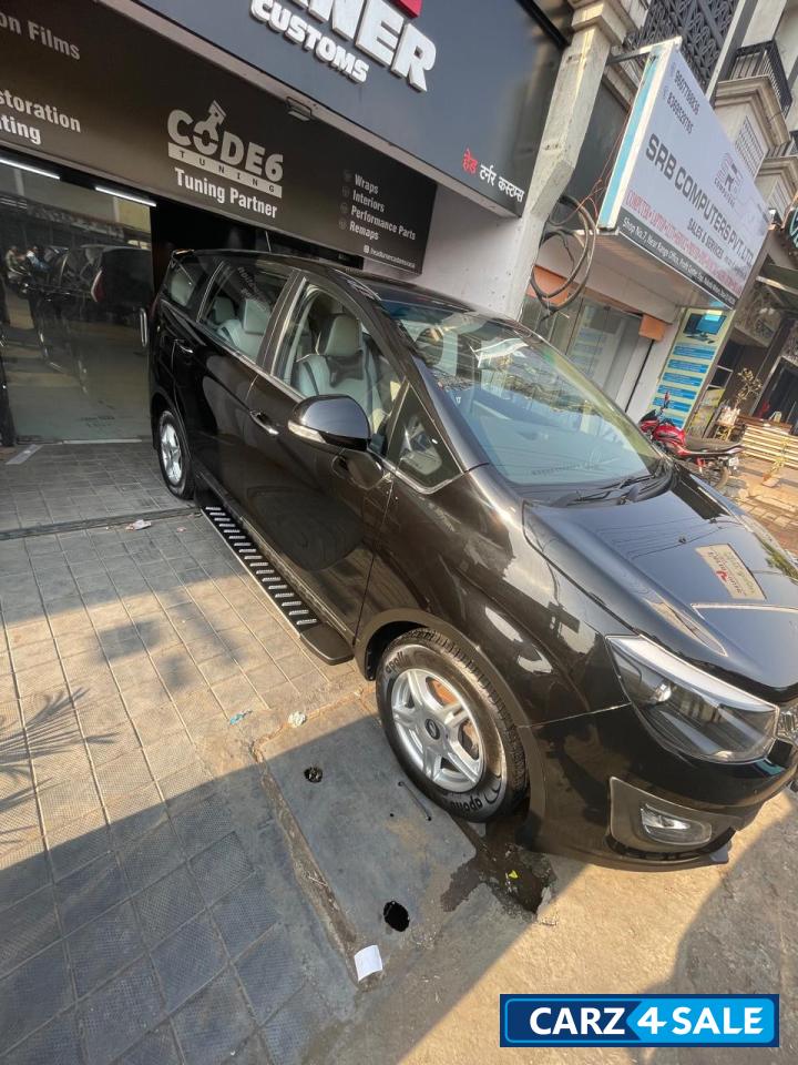 Mahindra Marazzo M6