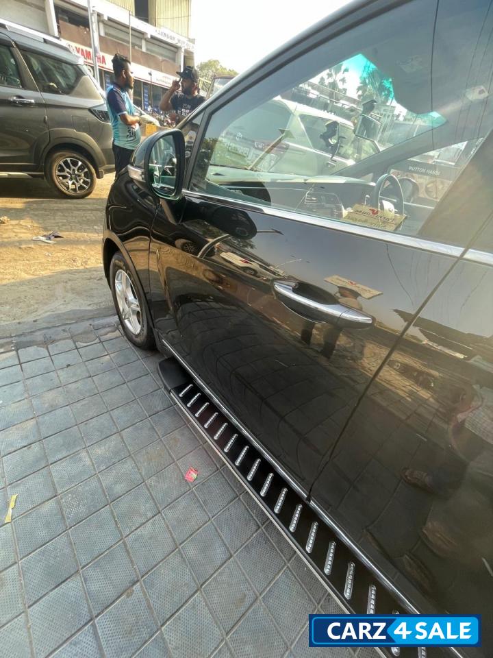 Mahindra Marazzo M6
