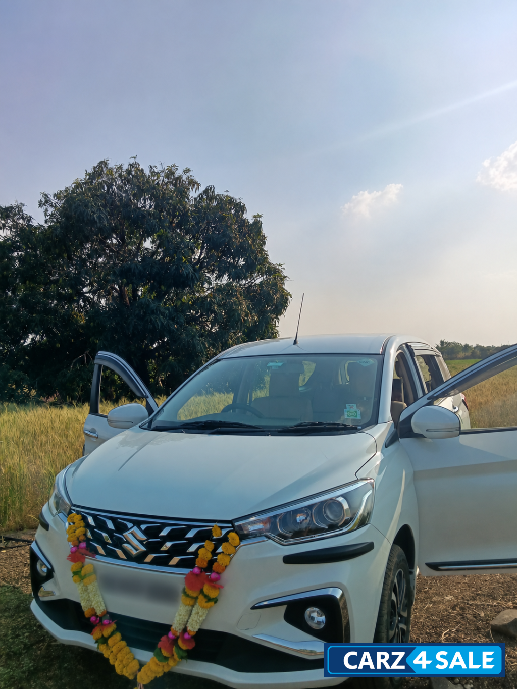 White Maruti Suzuki Ertiga Zxi CNG Top Model