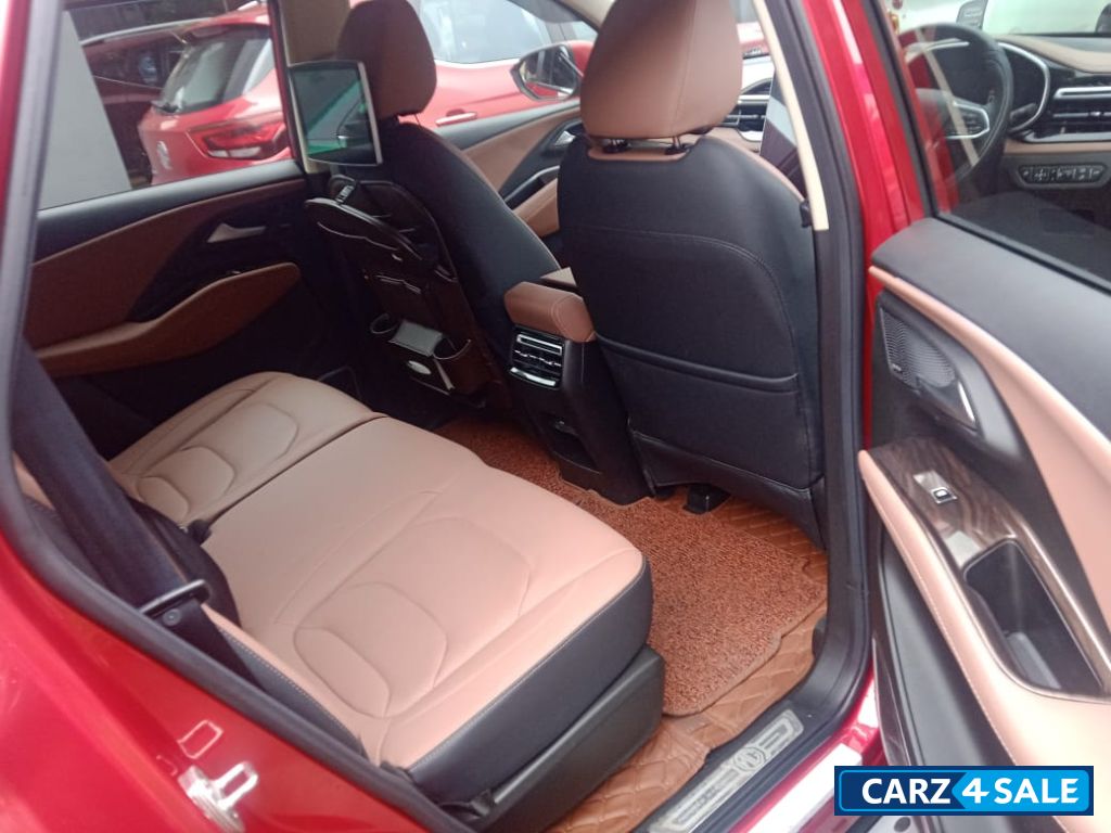 Red MG Hector Plus Sharp pro cvt 1.5 automativ 7 seater Red MG Hector Plus Sharp pro cvt 1.5 automativ 7 seater
