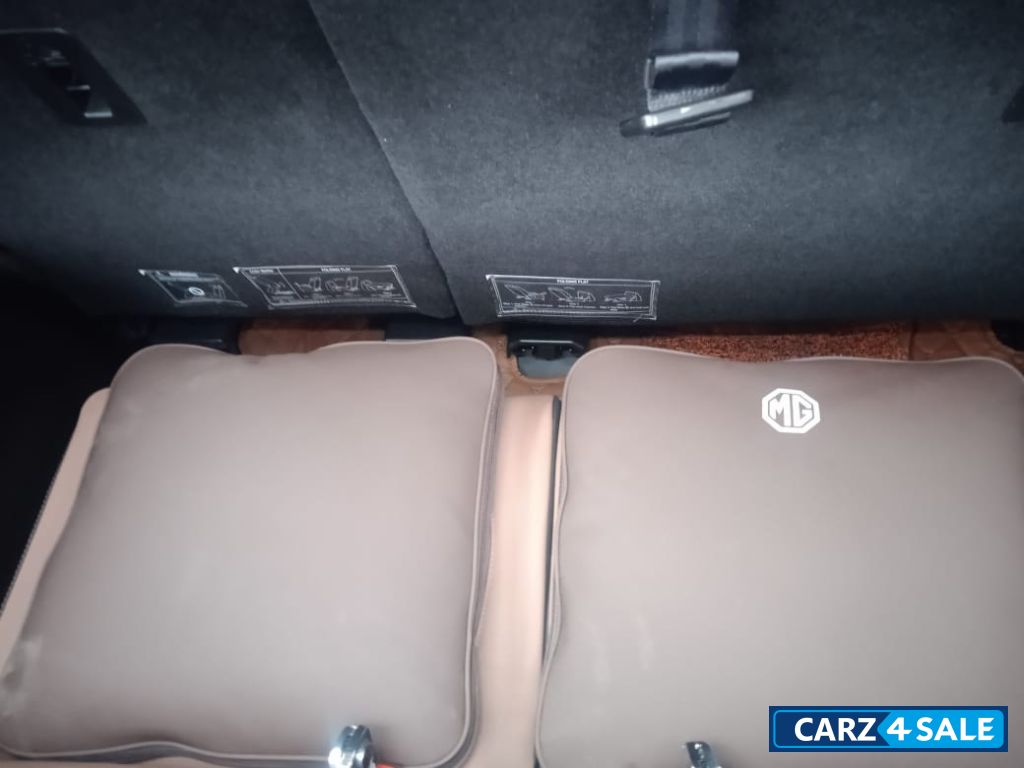 Red MG Hector Plus Sharp pro cvt 1.5 automativ 7 seater Red MG Hector Plus Sharp pro cvt 1.5 automativ 7 seater
