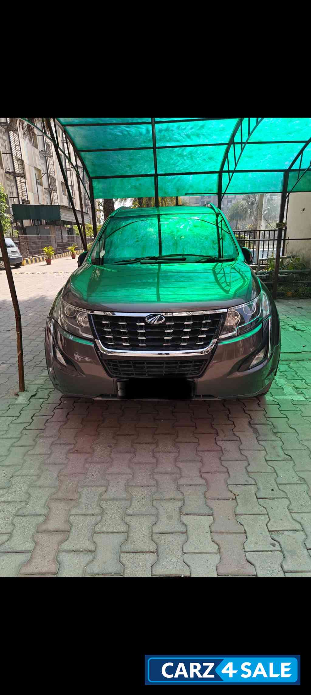 Mahindra XUV 500 W11