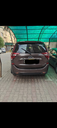 Mahindra XUV 500 W11