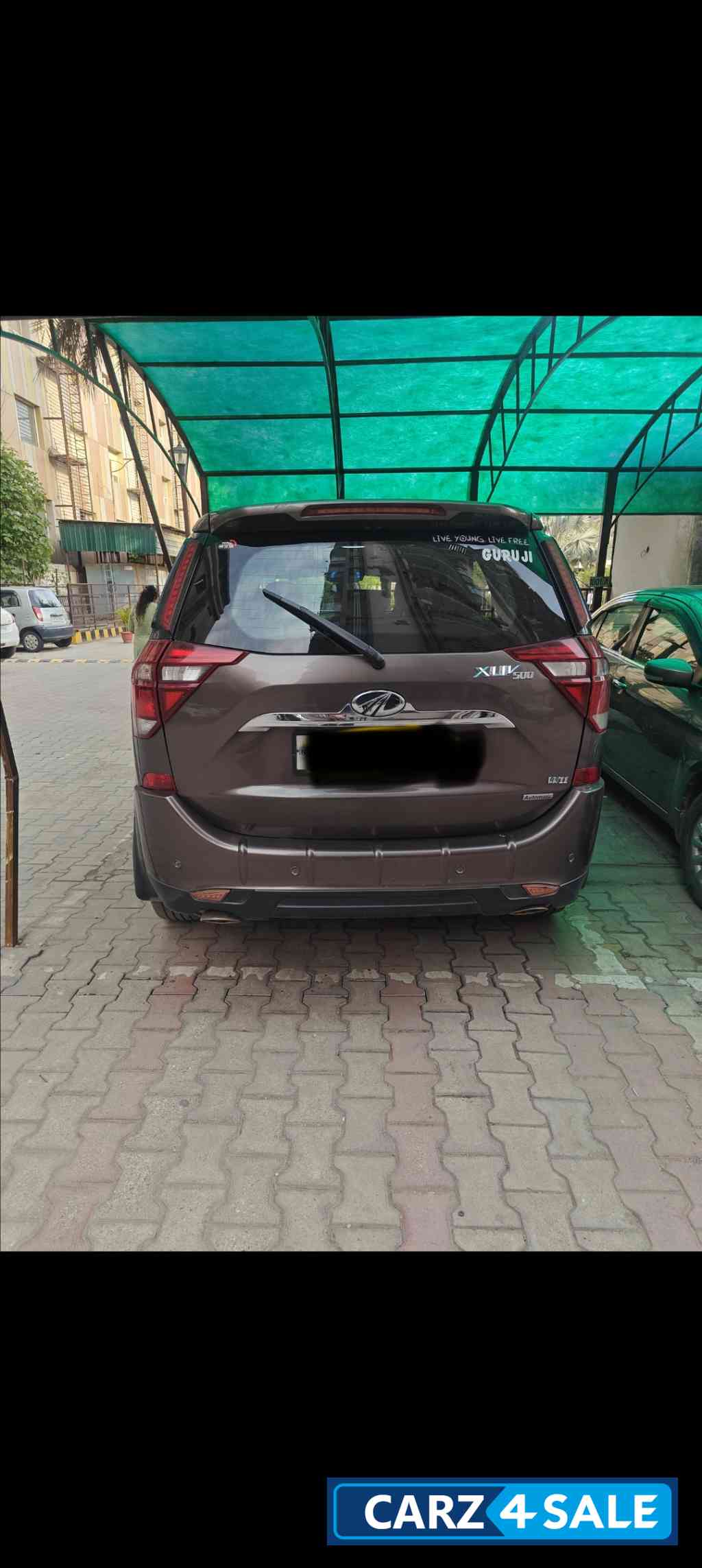 Mahindra XUV 500 W11