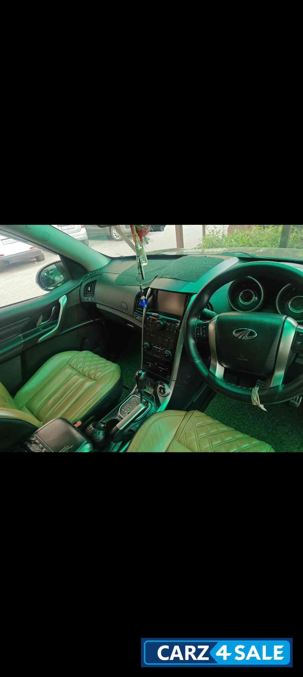 Mahindra XUV 500 W11