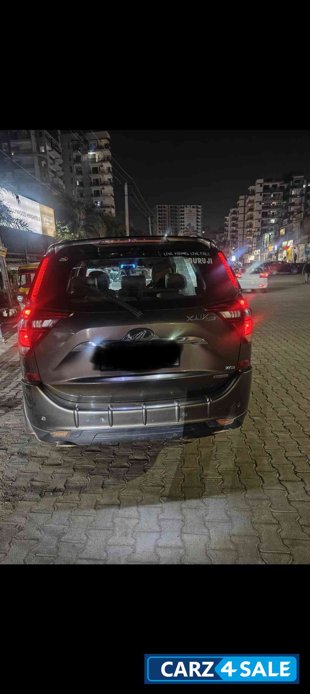Mahindra XUV 500 W11