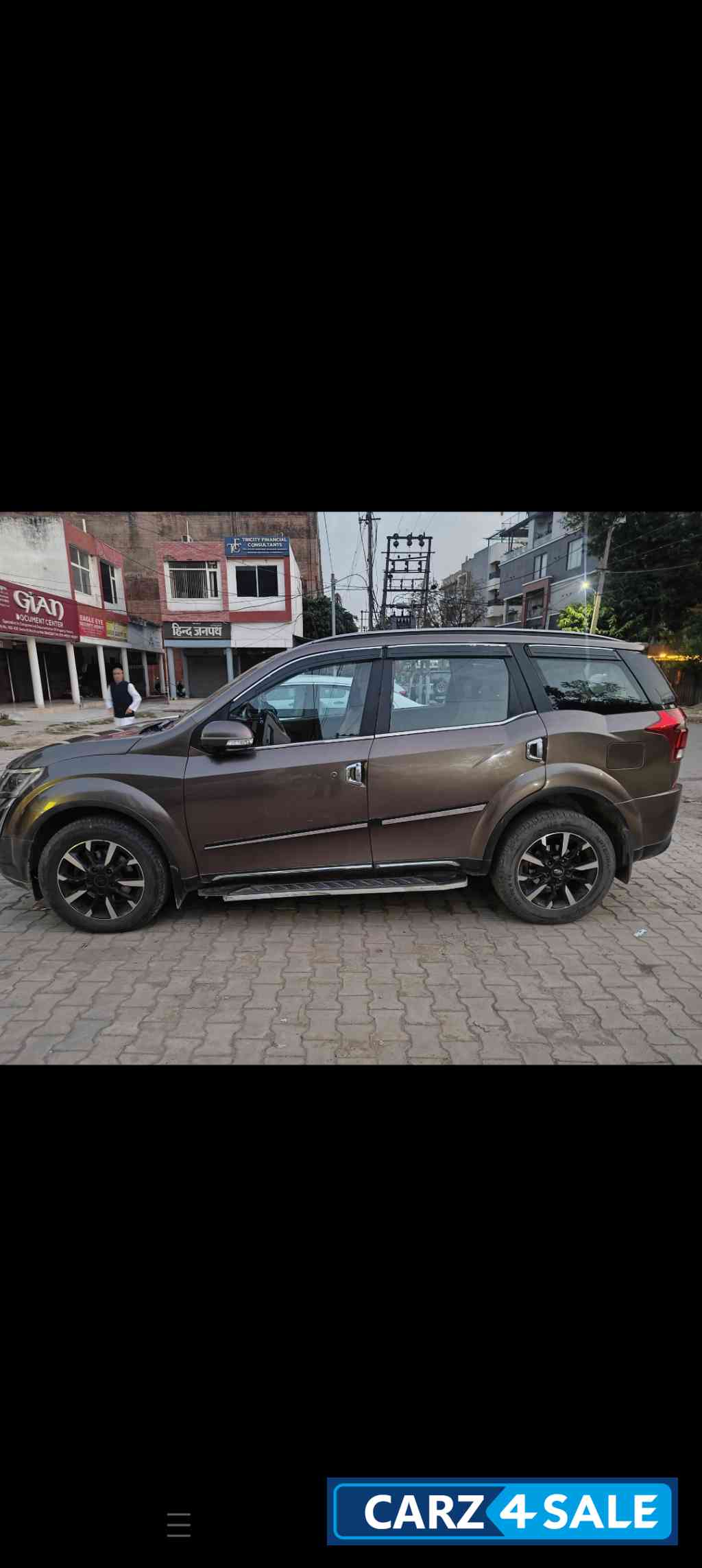 Mahindra XUV 500 W11