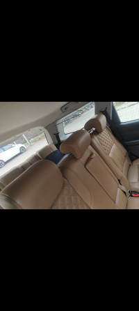 Mahindra XUV 500 W11