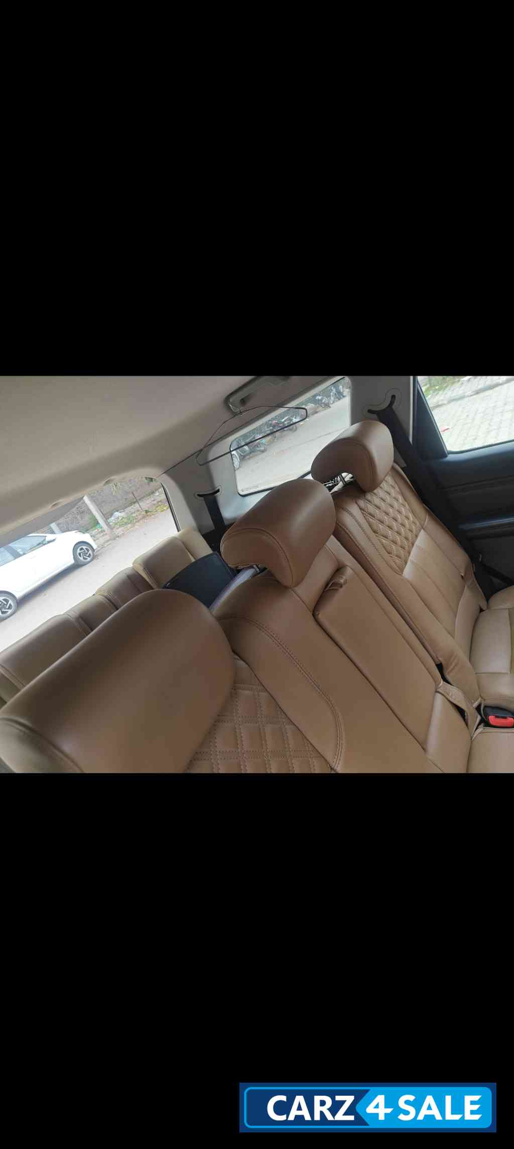 Mahindra XUV 500 W11