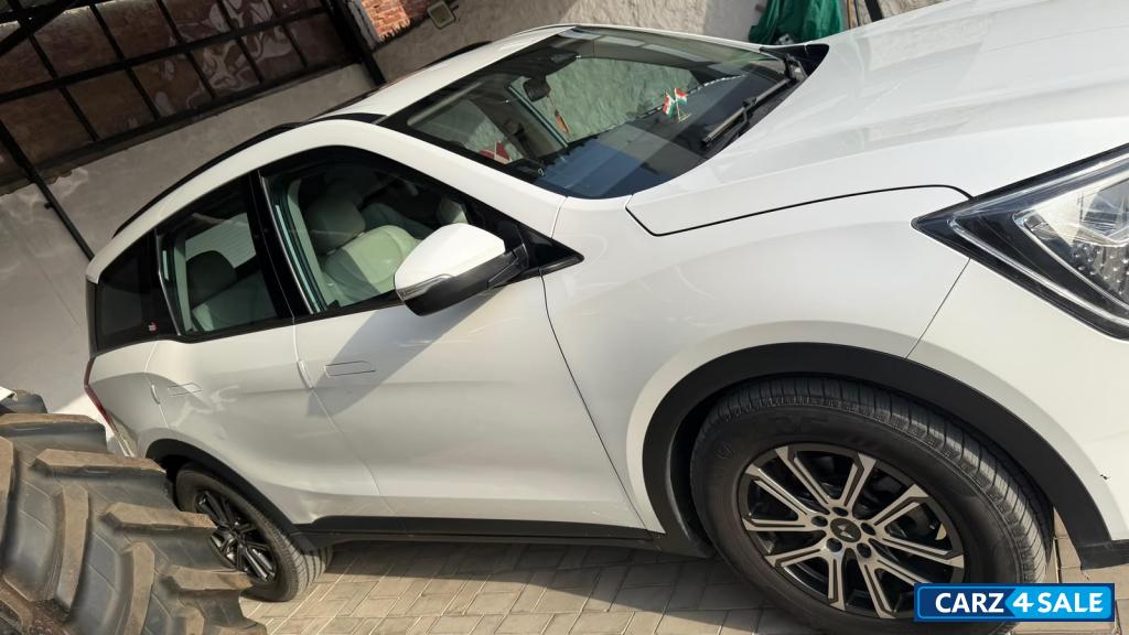 Mahindra XUV700 AX7 AWD AT