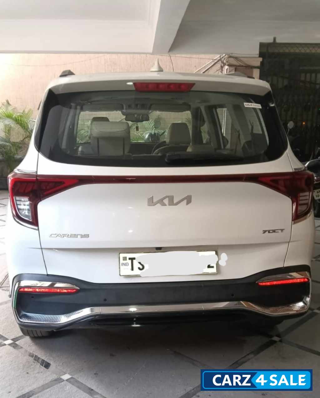Pearl White Kia Carens Automatic - Luxury Plus Turbo DCT 7 Seater with Sun Roof Pearl White Kia Carens Automatic - Luxury Plus Turbo DCT 7 Seater with Sun Roof
