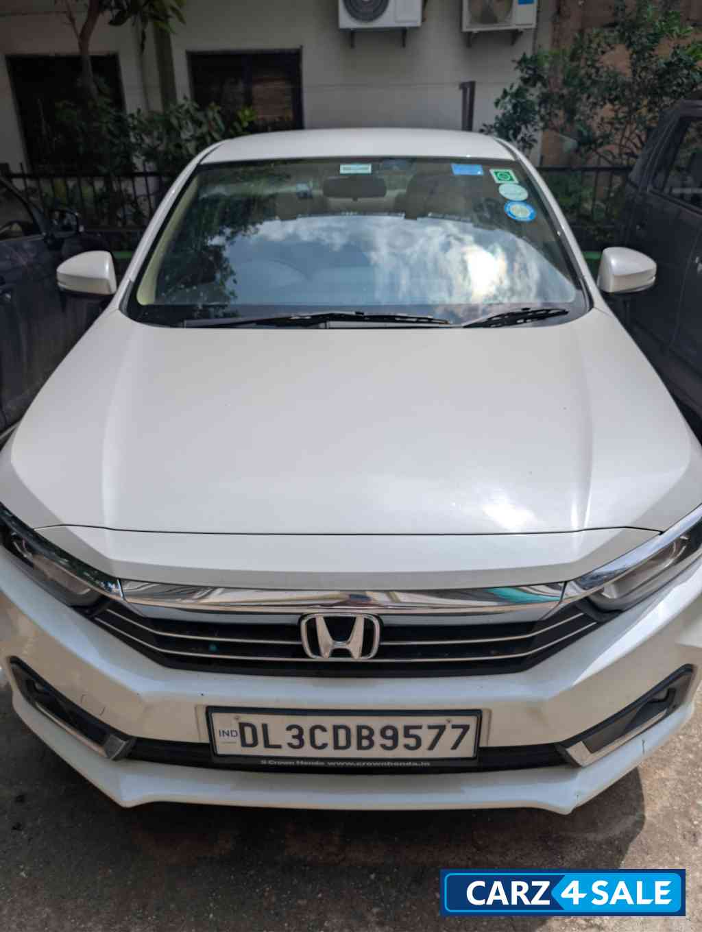 Pearl White Honda Amaze VXi Cvt