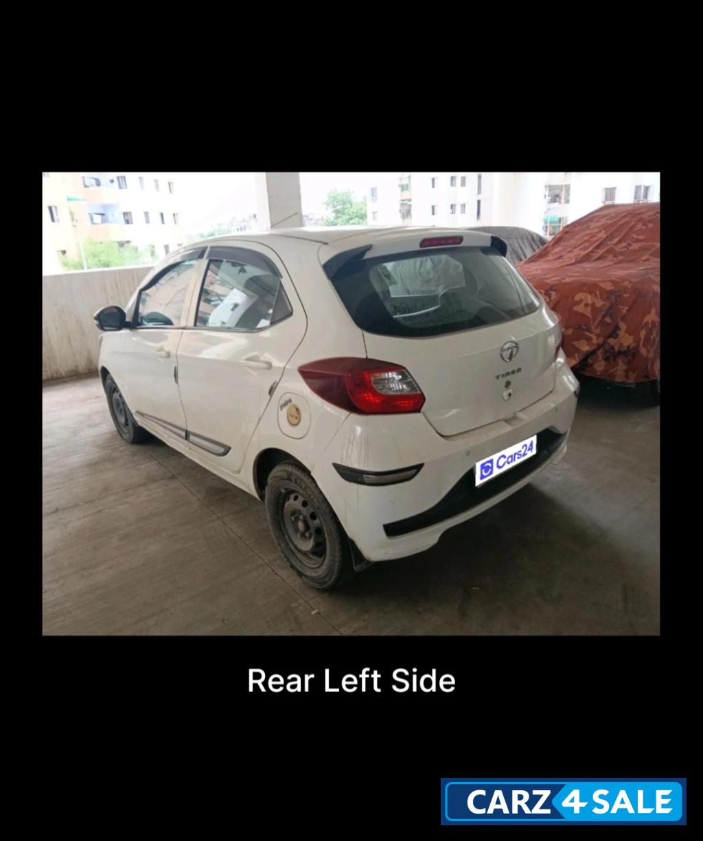 White Tata Tiago XT(O) White Tata Tiago XT(O)