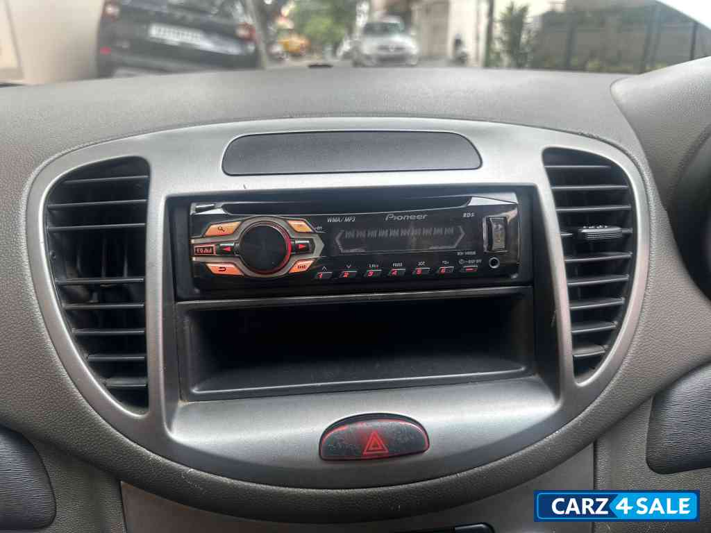 White Hyundai i10 Era