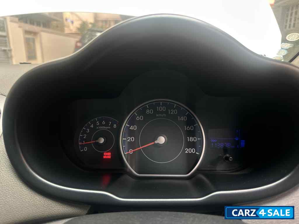 White Hyundai i10 Era