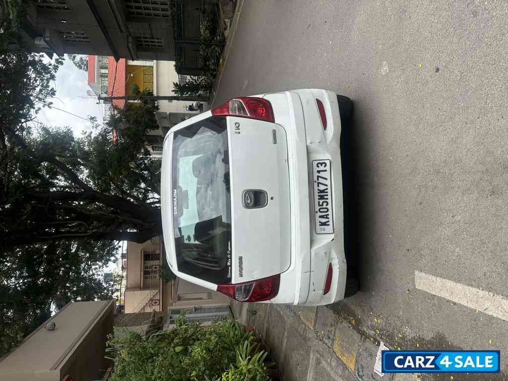 White Hyundai i10 Era