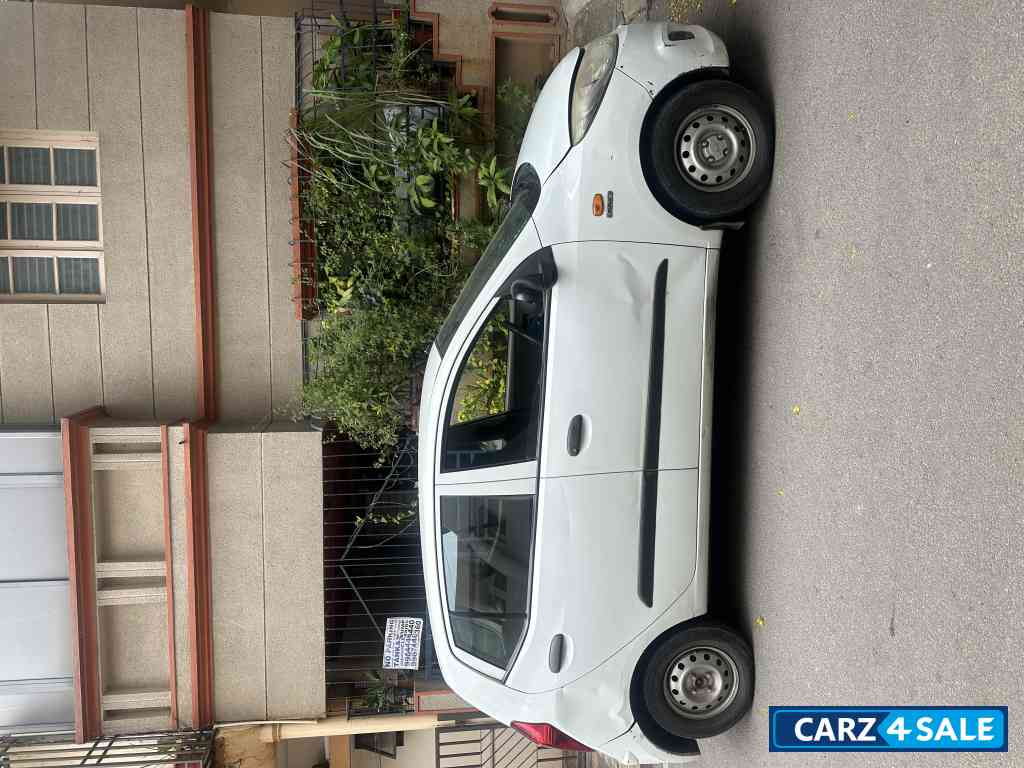 White Hyundai i10 Era